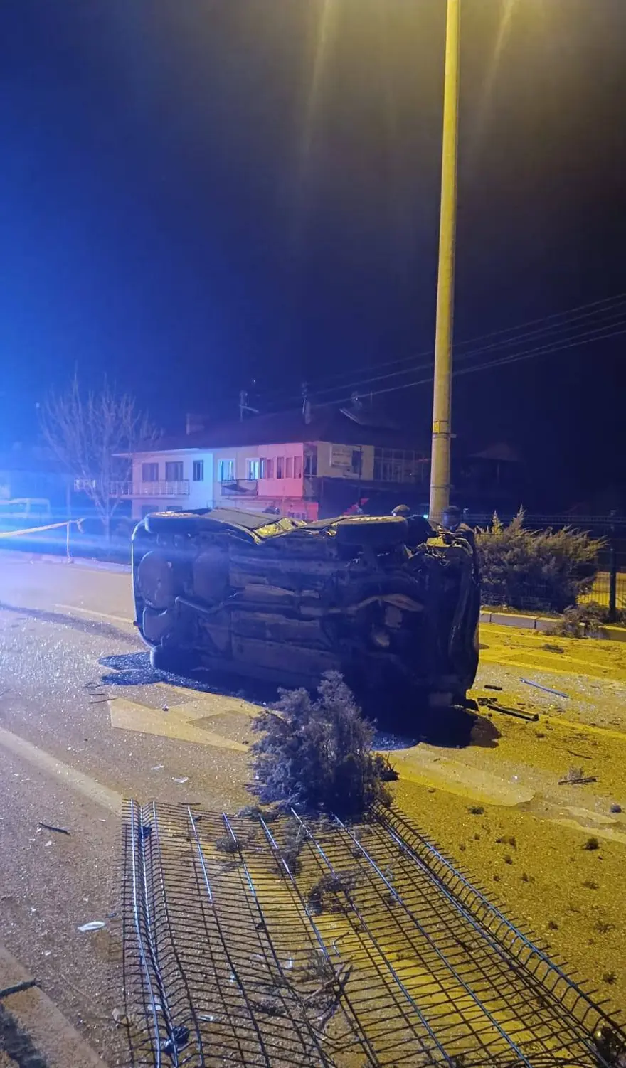 Refüjdeki ağaçlara çarpıp hurdaya dönen otomobilin sürücüsü hayatını kaybetti 2