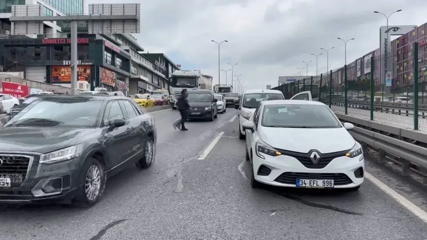 D-100'de 4 araç birbirine girdi: Yaralılar var 2 D-100'de 4 araç birbirine girdi: Yaralılar var 2