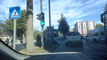 Korucuları taşıyan otobüs refüje çarptı