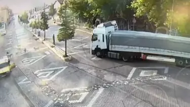 Ekmek almaya giderken köpeklerin saldırısında yaralandı