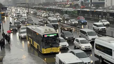 İstanbul'un yağmur çilesi: Trafik kilit!