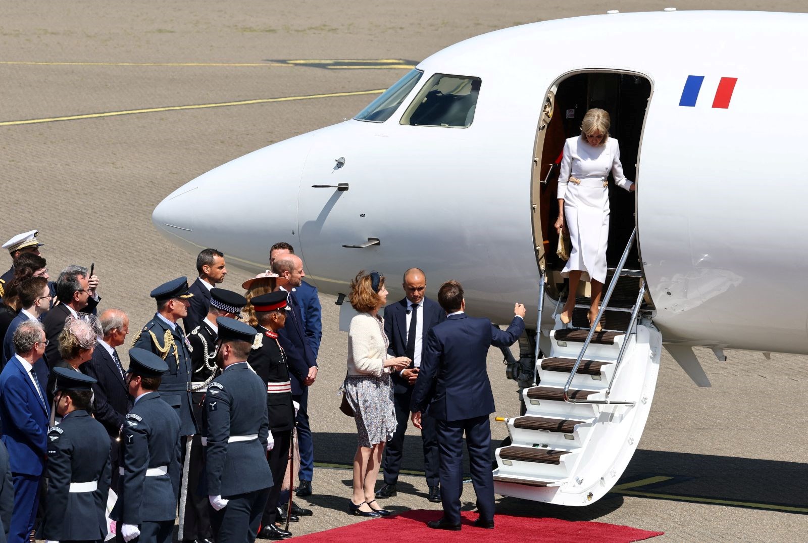 Macron çiftinde bir kriz daha: Elini uzattı, eşi görmezden geldi