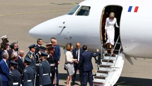 Macron çiftinde bir kriz daha: Elini uzattı, eşi görmezden geldi Macron çiftinde bir kriz daha: Elini uzattı, eşi görmezden geldi