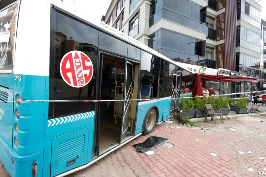 Antalya'da halk otobüsü kafeye daldı: Yaralılar var 2