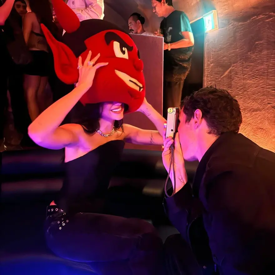 Dua Lipa evleniyor! Ünlü şarkıcı, Callum Turner ile nişanlandı 2