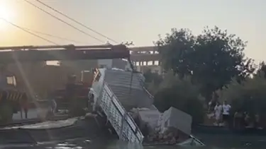 Mersin'de freni patlayan kamyon sulama havuzuna düştü