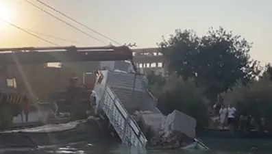 Mersin'de freni patlayan kamyon sulama havuzuna düştü