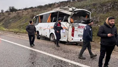 İşçileri taşıyan servis aracı devrildi: 4'ü ağır 25 yaralı