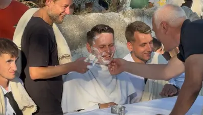 Yüz yıllık düğün geleneği: Para verip damada tokat atıyorlar