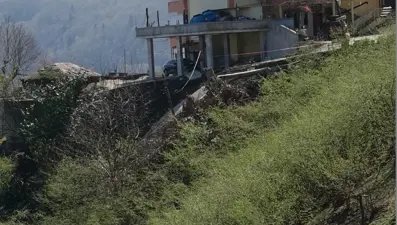 Trabzon'da heyelan: 5 katlı apartmanın önündeki beton yol çöktü