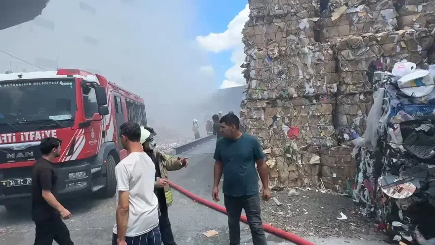İstanbul'da geri dönüşüm tesisinde yangın İstanbul'da geri dönüşüm tesisinde yangın