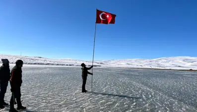 Sıcaklıklar eksi 18 dereceye düştü: Çıldır Gölü dondu!