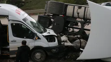 Tokat’ta yolcu minibüsü, TIR’la çarpıştı: Beş yaralı
