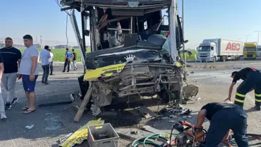 Halk otobüsü ile TIR çarpıştı: Bir ölü, 9 yaralı