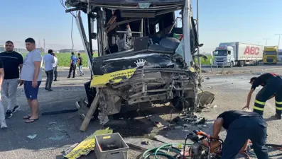 Halk otobüsü ile TIR çarpıştı: Bir ölü, 9 yaralı