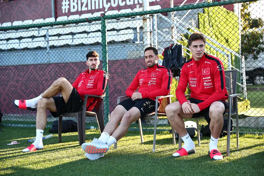 Fenerbahçeli futbolcu milli takım kampında imaj değiştirdi. Yeni saç rengini görenler bir daha baktı 3