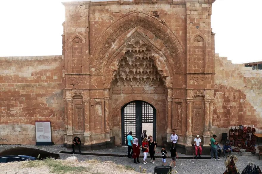 Osmanlı'nın yıllara meydan okuyan sarayı: İshak Paşa 4 Osmanlı'nın yıllara meydan okuyan sarayı: İshak Paşa 4