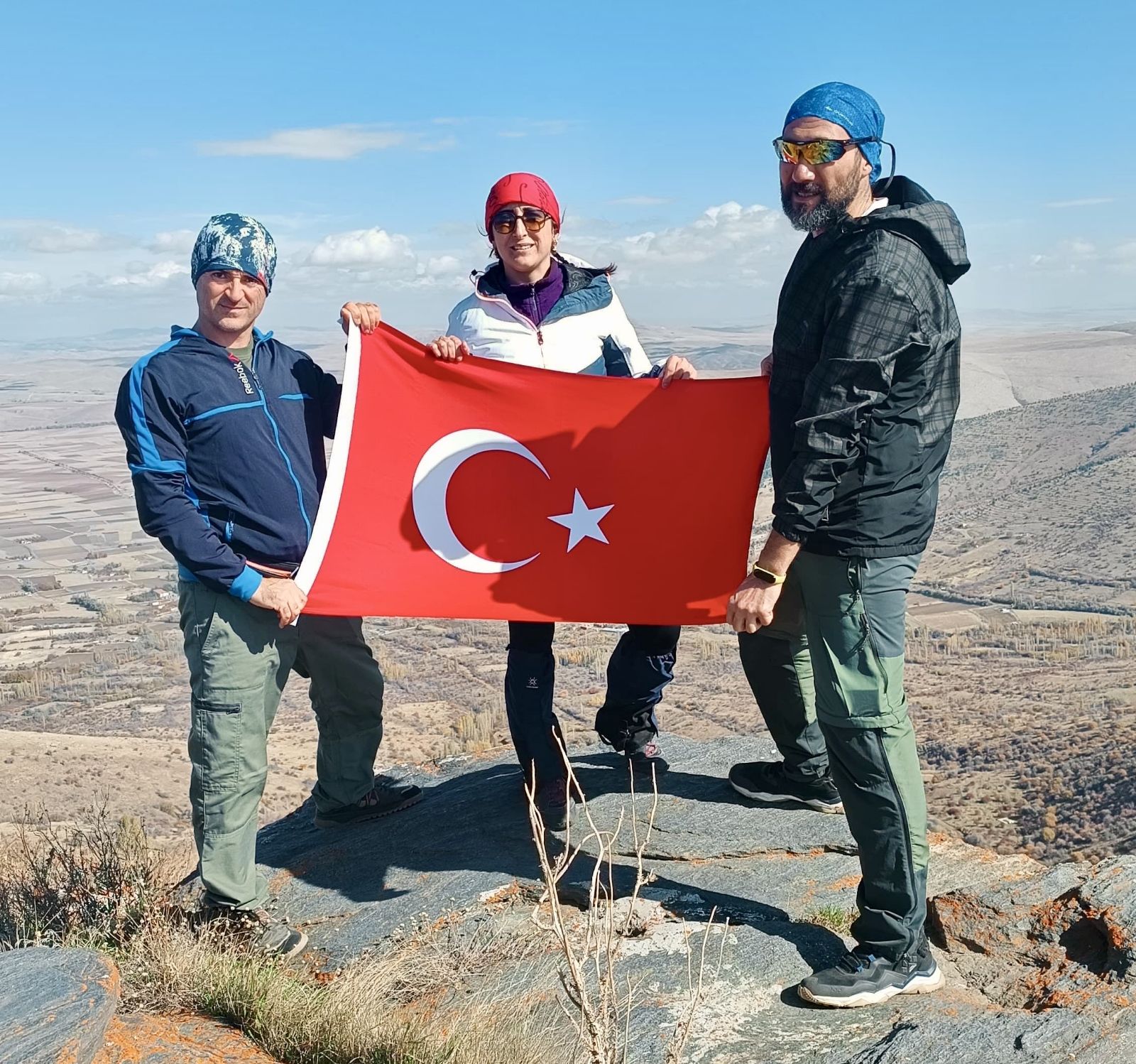 Kırşehirli dağcılar, Cumhuriyet'in 102. yılını bin 823 metre yükseklikte kutladı