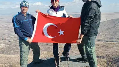 Kırşehirli dağcılar, Cumhuriyet'in 102. yılını bin 823 metre yükseklikte kutladı