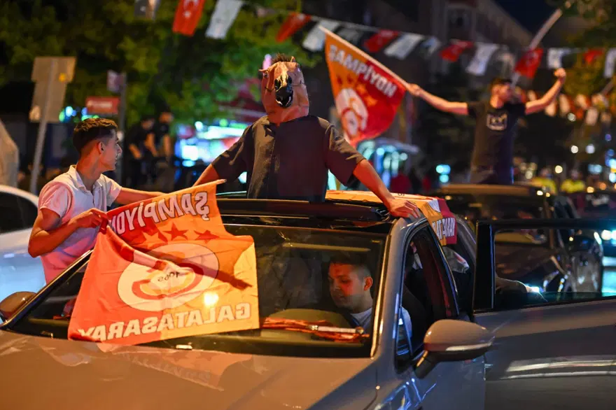 Galatasaray taraftarı sokağa döküldü 4 Galatasaray taraftarı sokağa döküldü 4