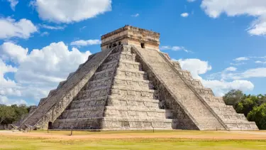 Tarihi tapınağa tırmanan turist önce dayak yedi, sonra tutuklandı