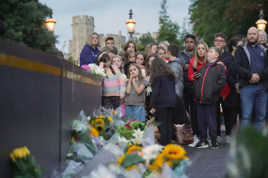 İngiltere'de yas: Halk Buckingham Sarayı'na akın etti 12