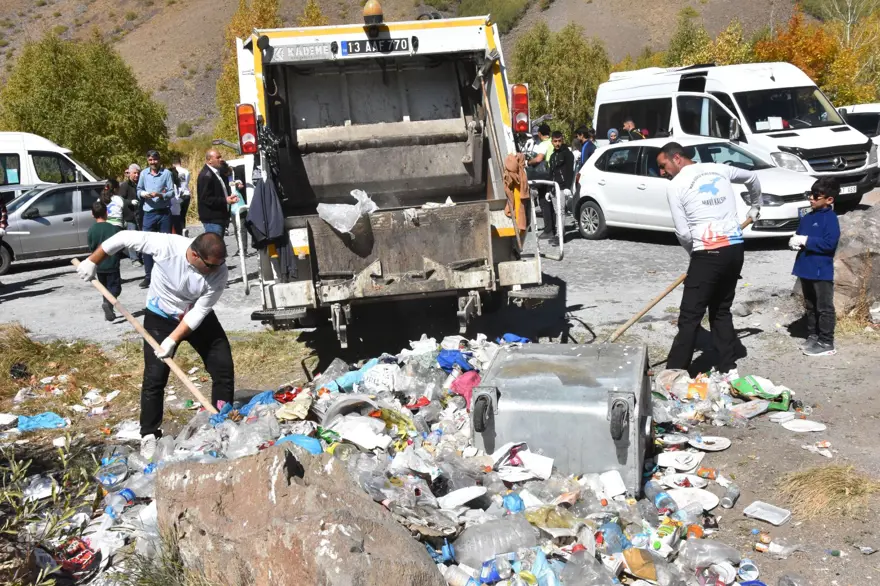 Nemrut Krater Gölü’nde sonbahar güzelliği eşliğinde çevre temizliği 4