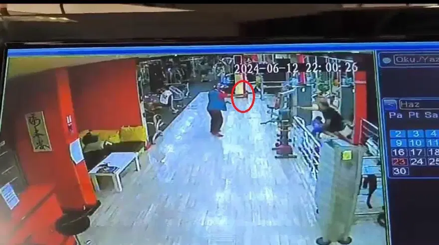 3 yaşındaki oğlunun gözü önünde öldürülmüştü! Kamera görüntüleri ortaya çıktı 3 3 yaşındaki oğlunun gözü önünde öldürülmüştü! Kamera görüntüleri ortaya çıktı 3