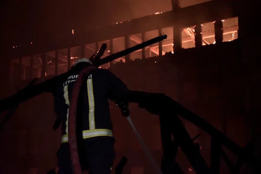 Bursa'da tarihi fabrikada korkutan yangın 22 Bursa'da tarihi fabrikada korkutan yangın 22