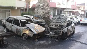 İstanbul'da Fatih'te kundaklanan araçların fotoğrafları