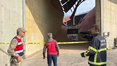 Deponun çatısı TIR'ın üzerine düştü