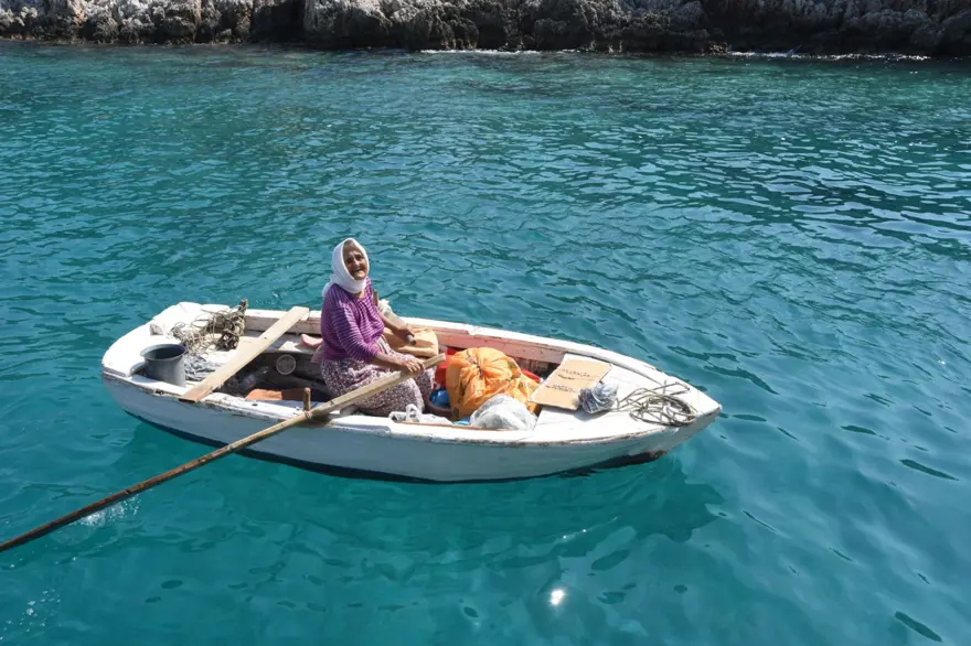 82 yaşında kayığına binip her gün denizde satış yapıyor 6