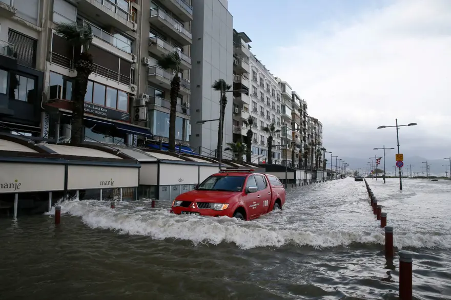 İzmir'de fırtına: Deniz taştı, işyerlerini su bastı 15