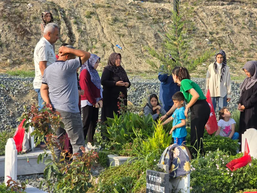 Deprem şehitliğinde buruk bayram 1