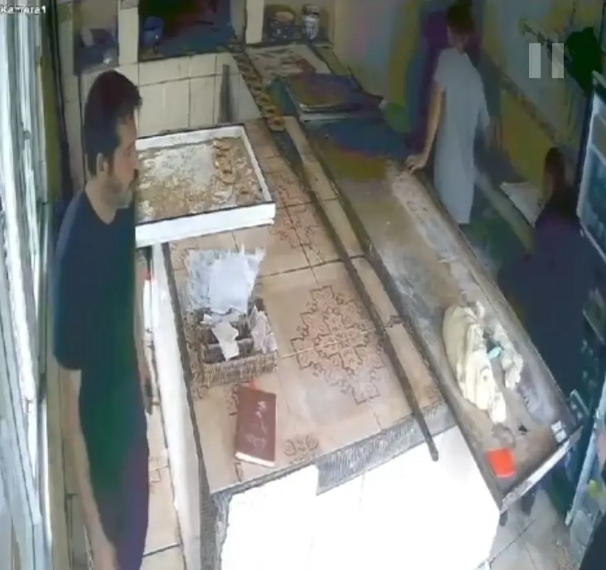 Başından aşağıya kaynar pekmez döktü 2