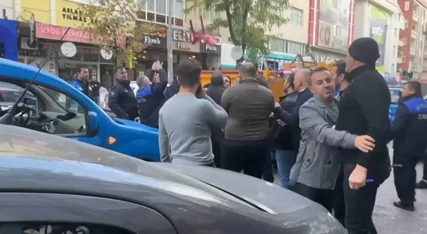 Zabıta ile esnaf arasında sandalye kavgası Zabıta ile esnaf arasında sandalye kavgası