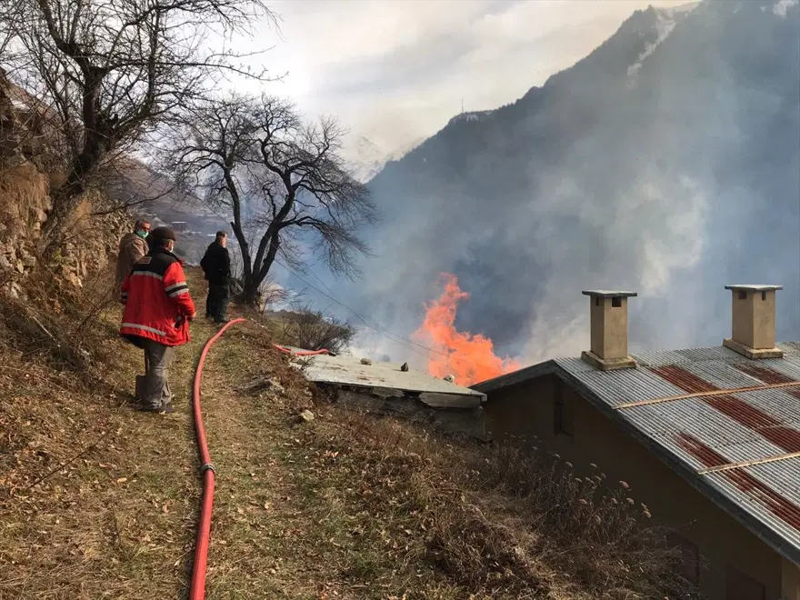 Rize'de Gölyayla köyünde çıkan yangına müdahale devam ediyor: 9 ev zarar gördü 18