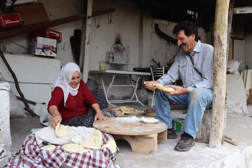 Uzun süre bayatlamayan ekmekler böyle pişiriliyor: Gelenek Erzurum'da sürüyor 4