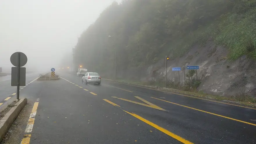 Bolu Dağı geçişinde yoğun sis: Görüş mesafesi 45 metreye düştü 6