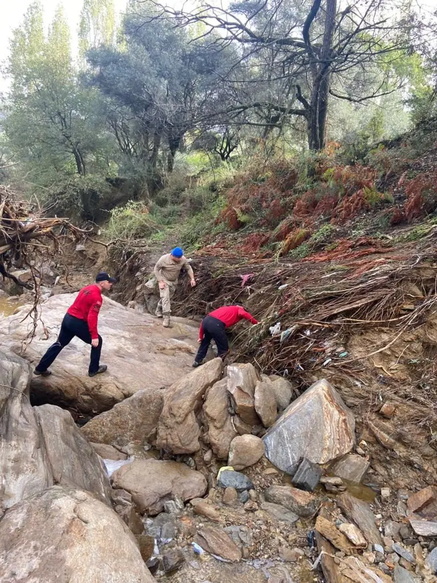 Aydın'da selin bilançosu: Kayıp çiftçi hala aranıyor 9