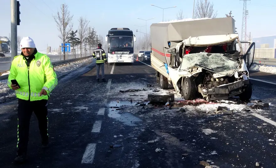 Erzurum’da sis kazası: Kırmızı ışıkta bekleyenkamyona çarptı 