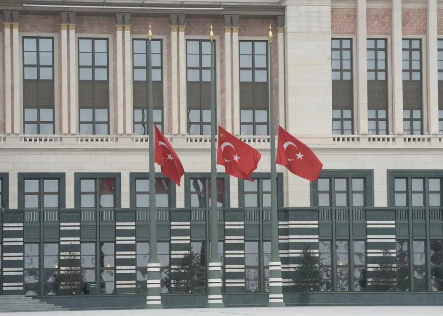 Türk Bayraklar yarıya indirildi 13