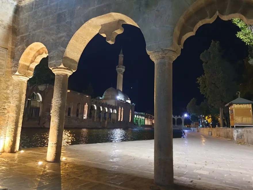 Şanlıurfa'da özel ışıklandırma yapılan tarihi alanlarda kartpostallık görüntüler 17