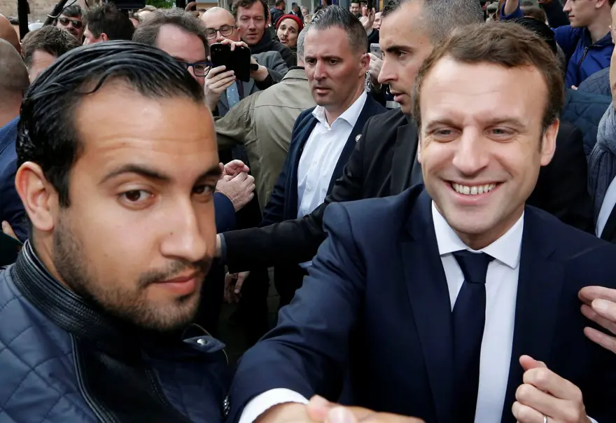 Macron'un göstericiyi darp eden korumasına gözaltı 21 Macron'un göstericiyi darp eden korumasına gözaltı 21