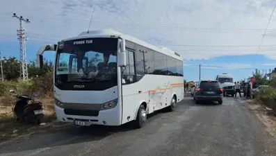 Antalya'da tur minibüsü ile öğrenci servisi çarpıştı: Yaralılar var