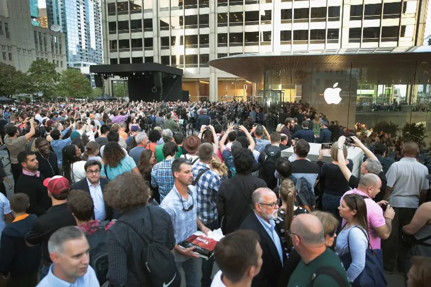 Apple Chicago'da çatısı "MacBook" şeklinde mağaza açtı 4 Apple Chicago'da çatısı "MacBook" şeklinde mağaza açtı 4