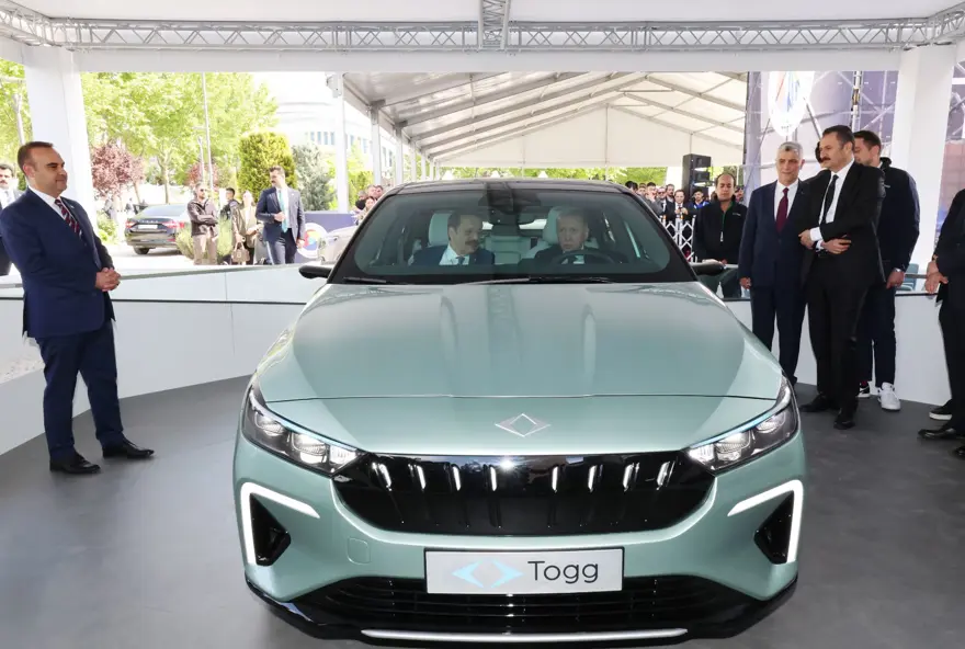 CumhurbaşkanıErdoğan, Togg’un yeni modeli T10F’i inceledi 6