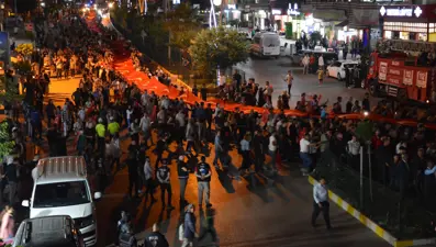 Şırnak'ta 300 metrelik Türk bayrağıyla fener alayı