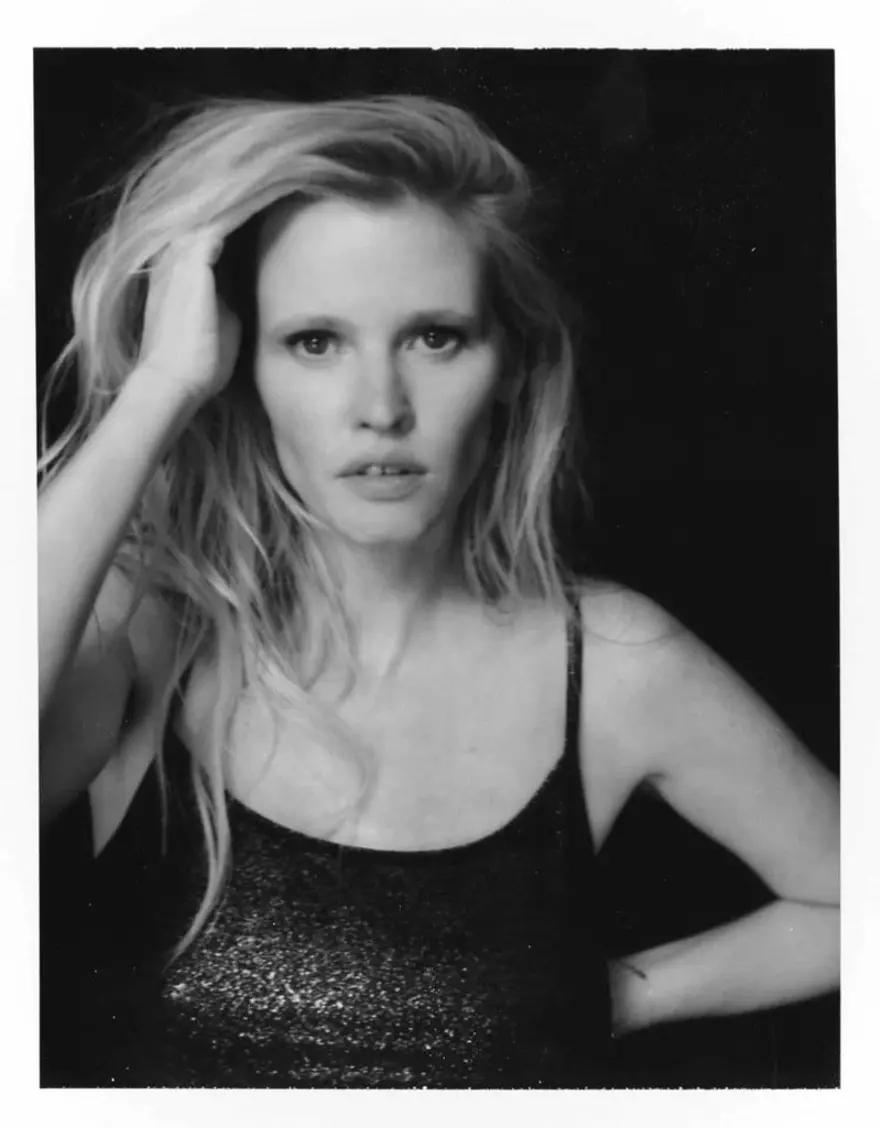 Lara Stone CUUP iç çamaşırlarının Noel kampanyası için poz verdi 6