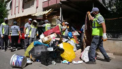 6 katlı binadan 20 kamyon çöp çıktı